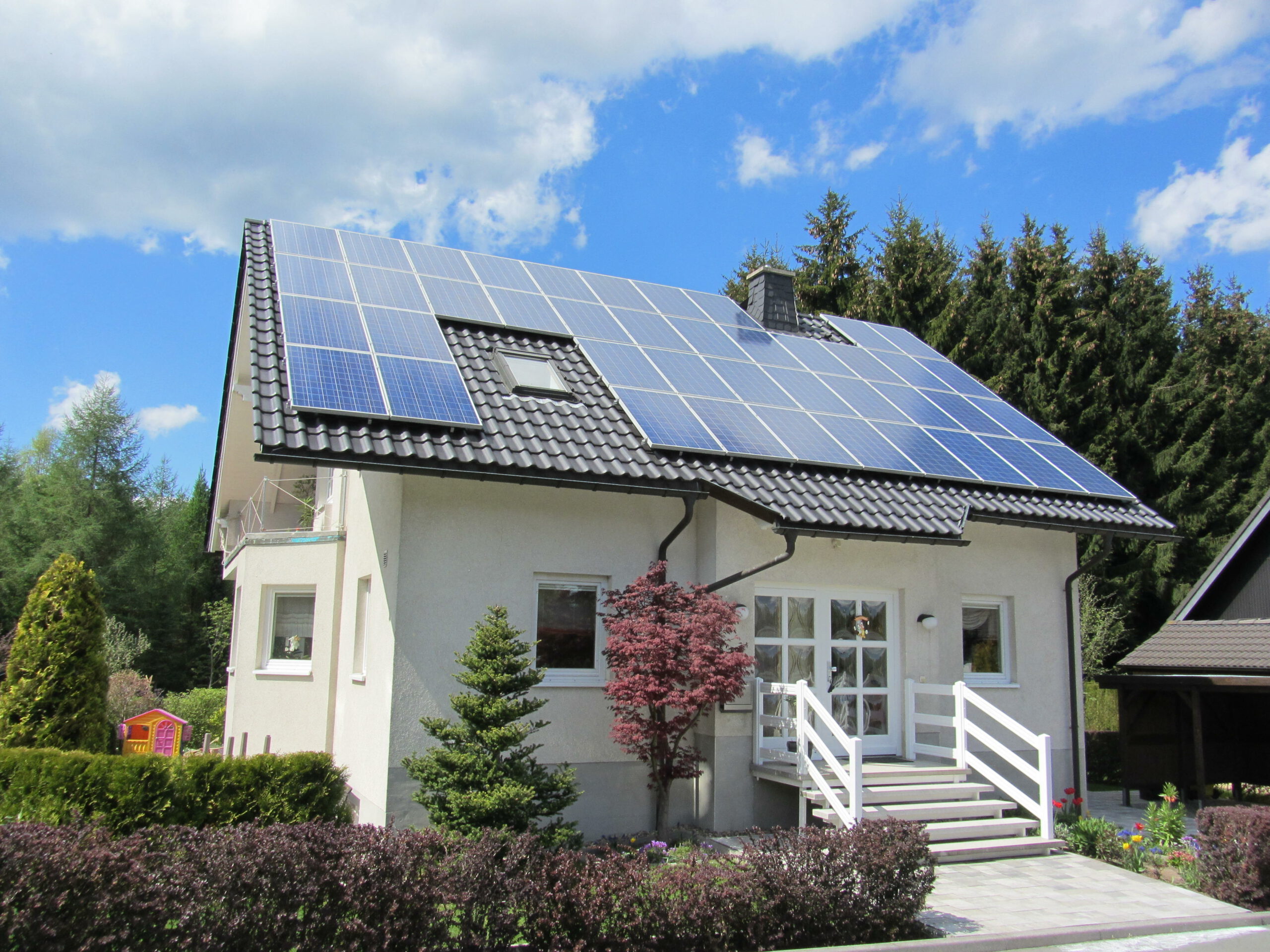 Einfamilienhaus mit Photovoltaikanlage scaled 1